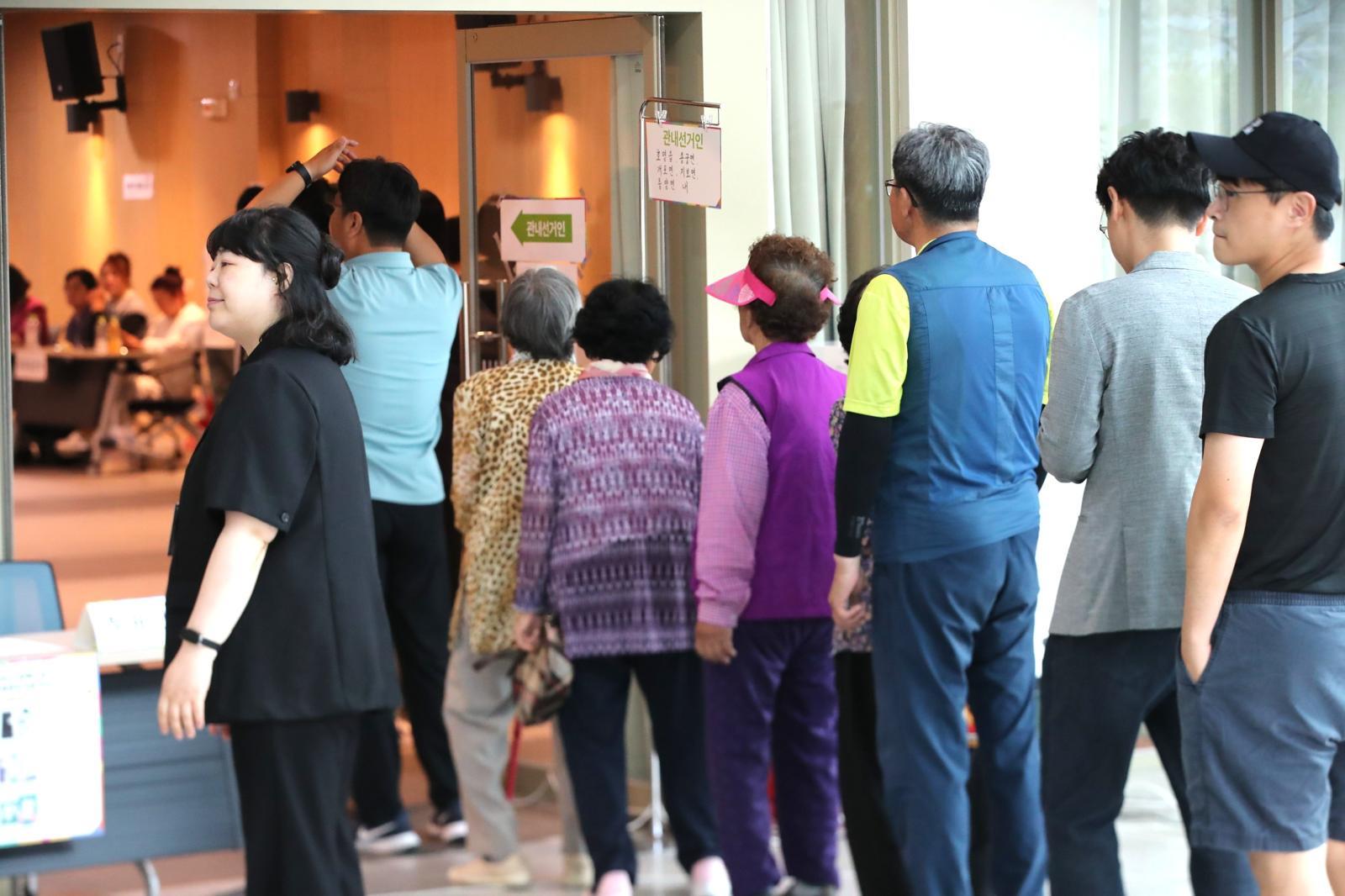 29일 오전 9시 경북 예천군 호명읍 경북여성가족플라자 1층 ‘호명읍 사전투표소’에서 시민들이 소중한 한표를 행사하고 있다.2026.5.29 ⓒ 뉴스1