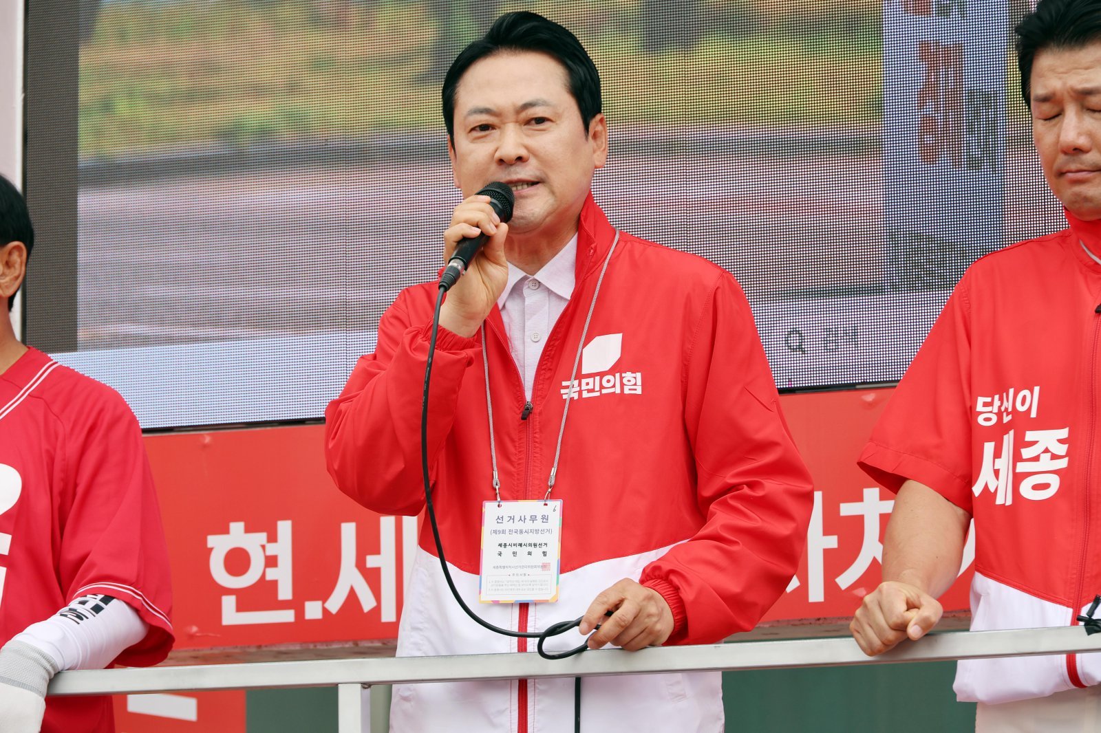 장동혁 국민의힘 대표가 29일 세종시 조치원역 광장에서 유권자를 향해 한표를 호소하고 있다. 2026.05.29. [세종=뉴시스]