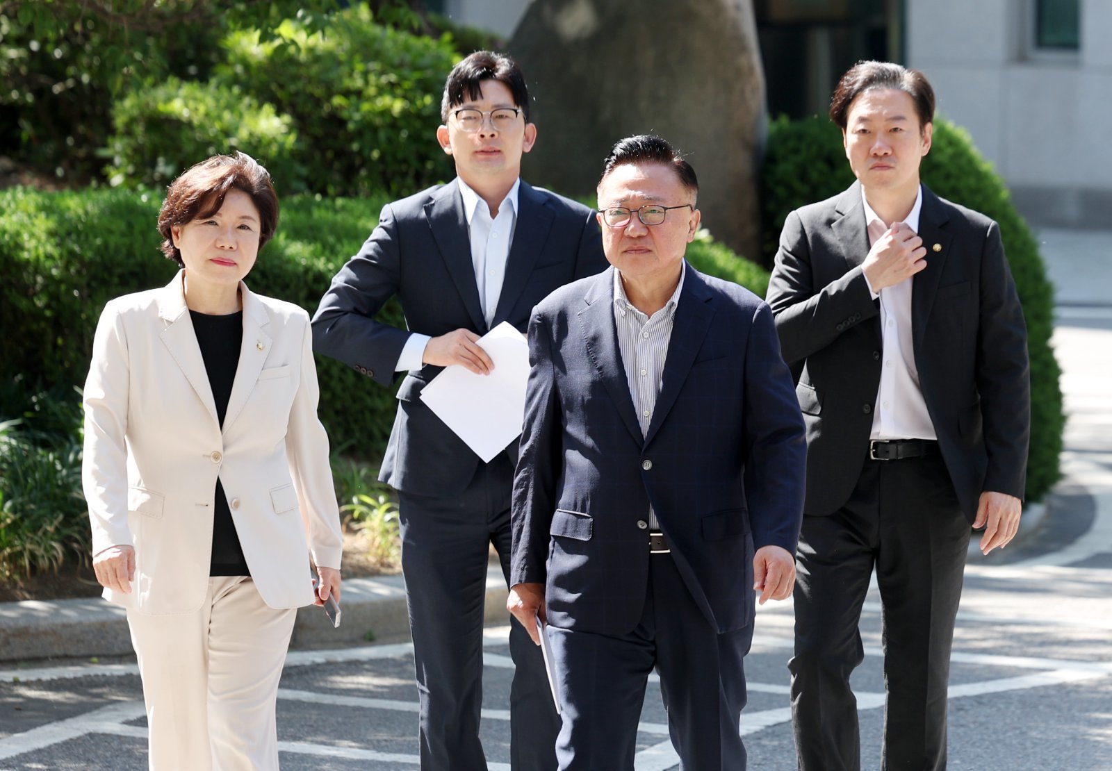 국회 행정안전위원회 소속 국민의힘 조은희(왼쪽부터), 박충권, 고동진, 박수민 의원이 30일 서울 종로구 서울경찰청에 서소문 고가 차도 붕괴 사고와 관련해 서울시청을 압수수색 한 데 대해 선거개입을 주장하며 항의 방문하고 있다. 2026.05.30. [서울=뉴시스]