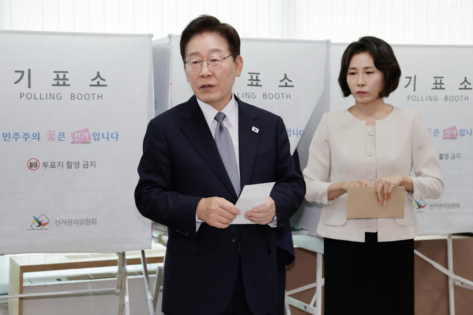 이재명 대통령이 제9회 전국동시지방선거 사전투표 첫날인 29일 서울 종로구 삼청동 주민센터에서 사전 투표 중 기표 도장 관련 문의를 하고 있다. 2026.5.29 ⓒ 뉴스1