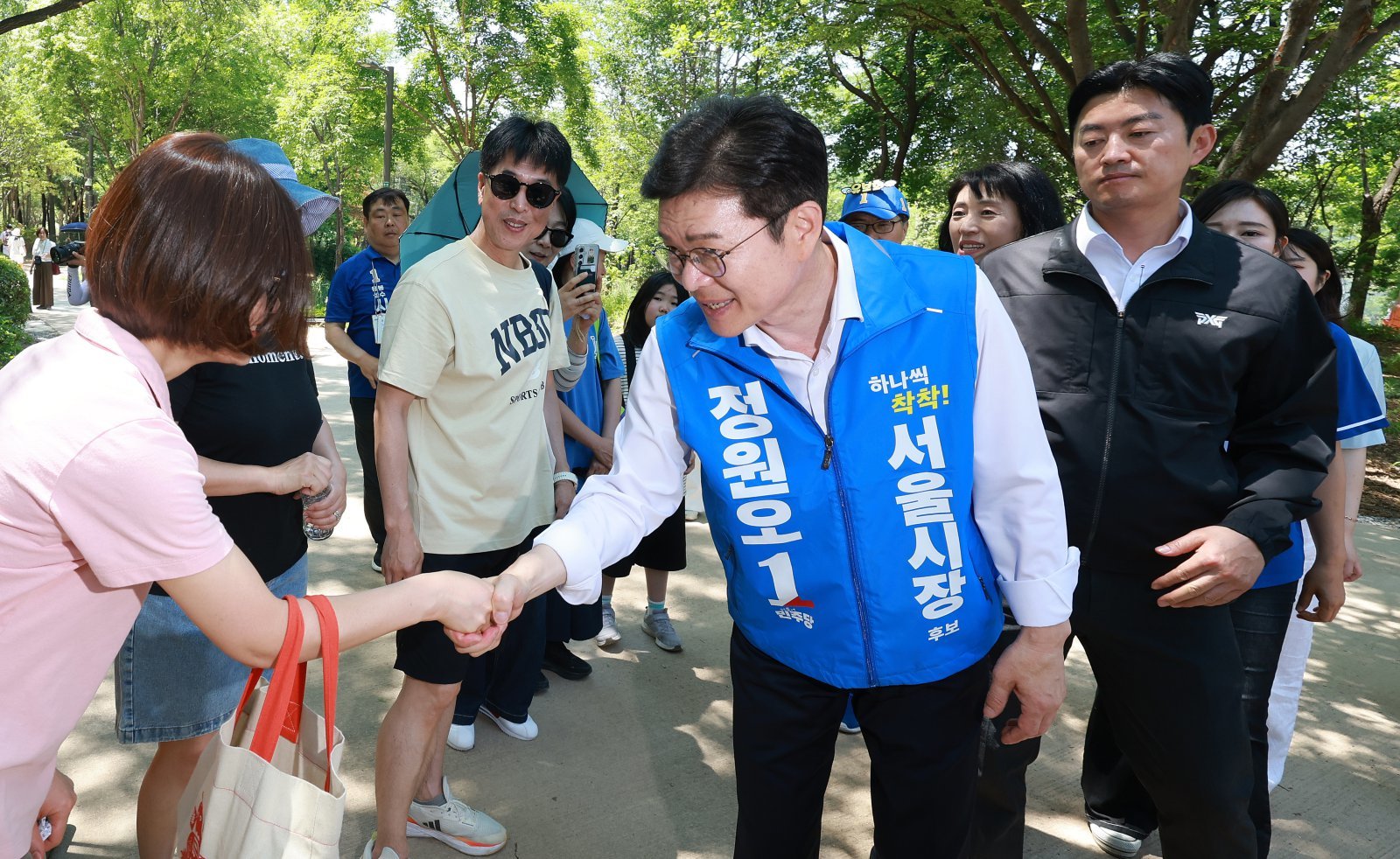 정원오 더불어민주당 서울시장 후보가 30일 서울 성동구 서울숲을 찾아 시민들과 악수를 나누고 있다. 2026.5.30 ⓒ 뉴스1