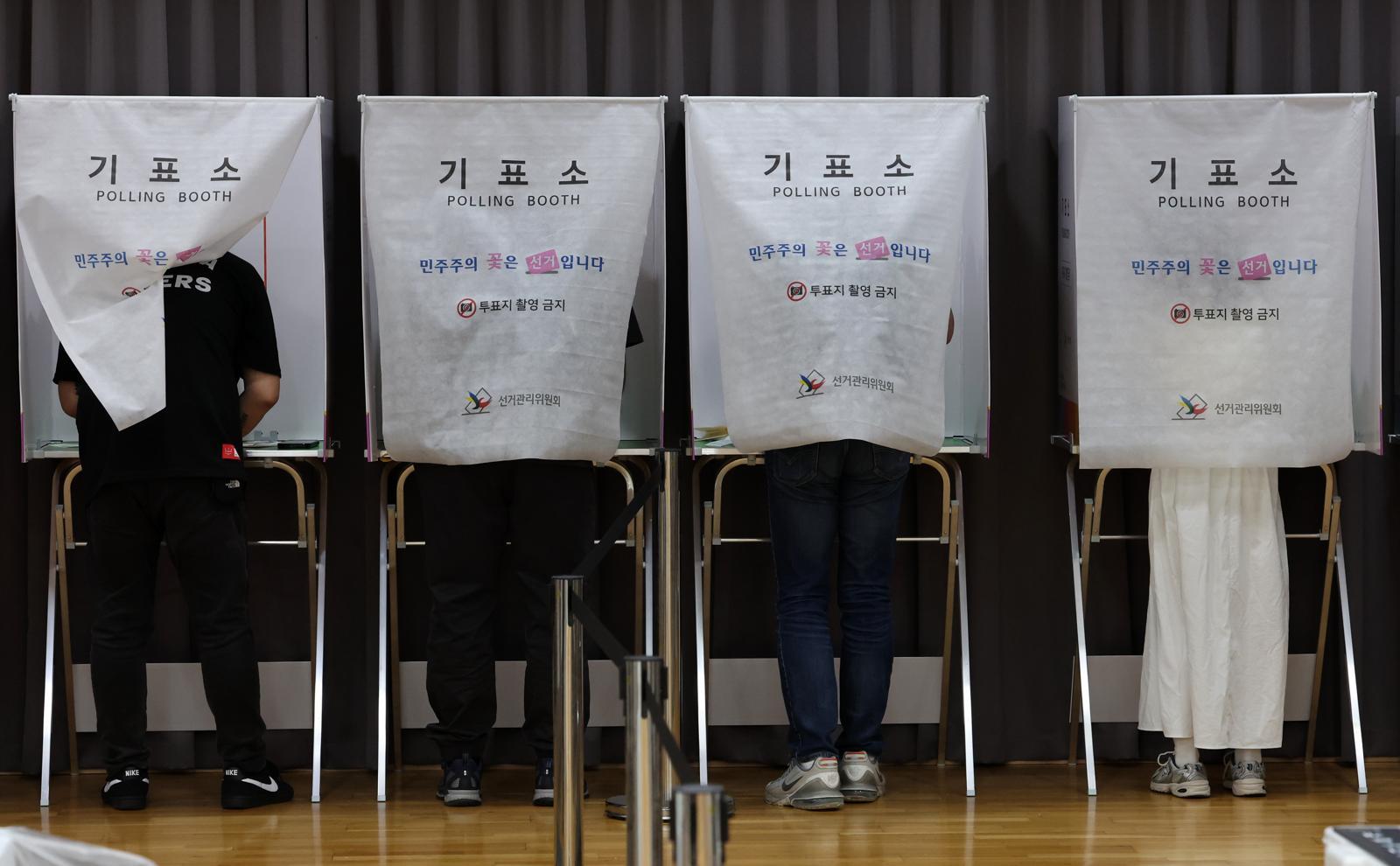 제9회 전국동시지방선거 사전투표 마지막날인 30일 오후 서울 영등포구 여의동주민센터에 마련된 사전투표소에서 시민들이 투표를 하고 있다. 2026.05.30. 뉴시스