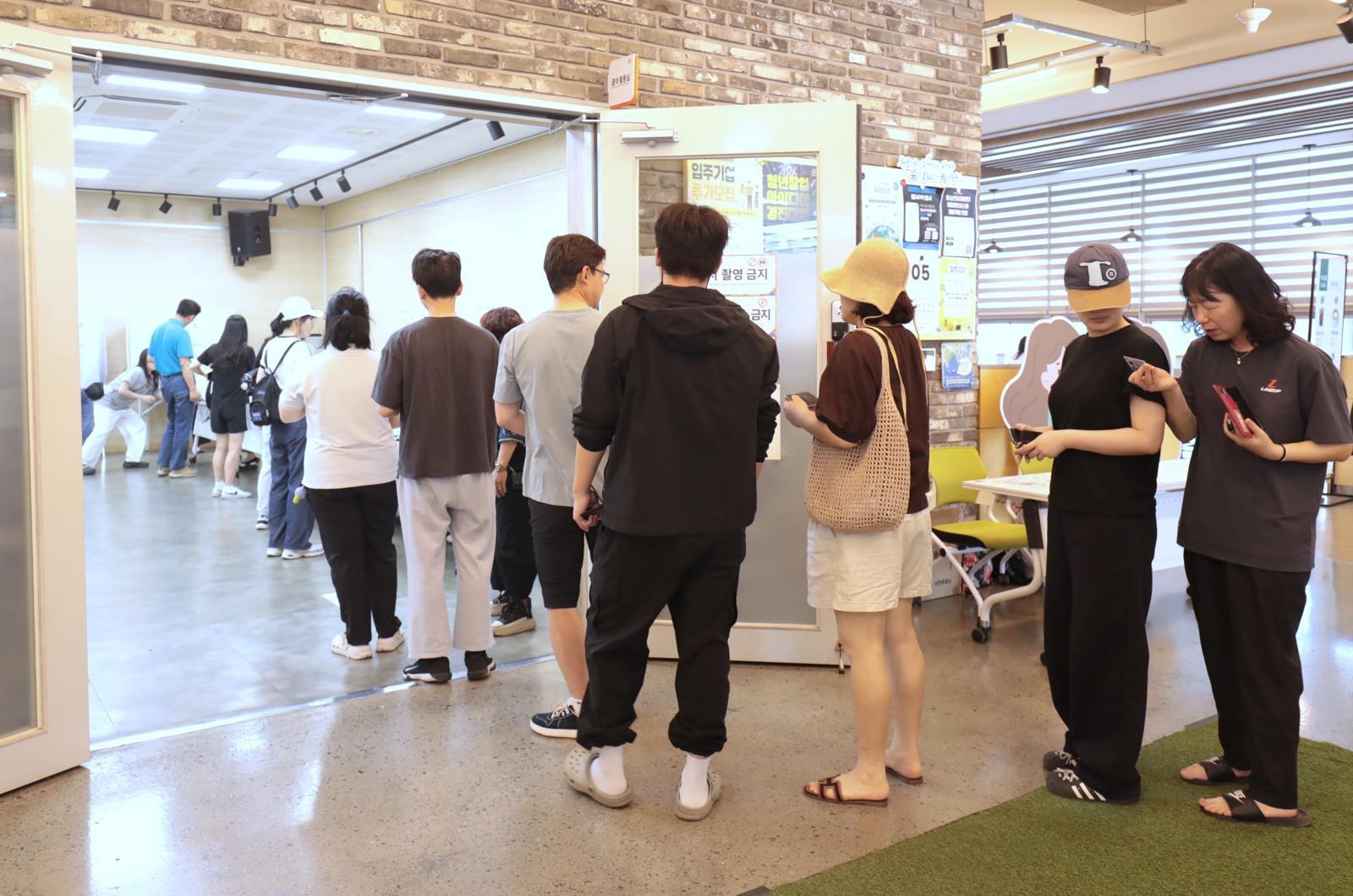 사전투표 마지막 날인 30일 울산 남구 차오름센터에 마련된 사전투표소에 유권자들의 줄이 이어지고 있다. 2026.5.30 ⓒ 뉴스1