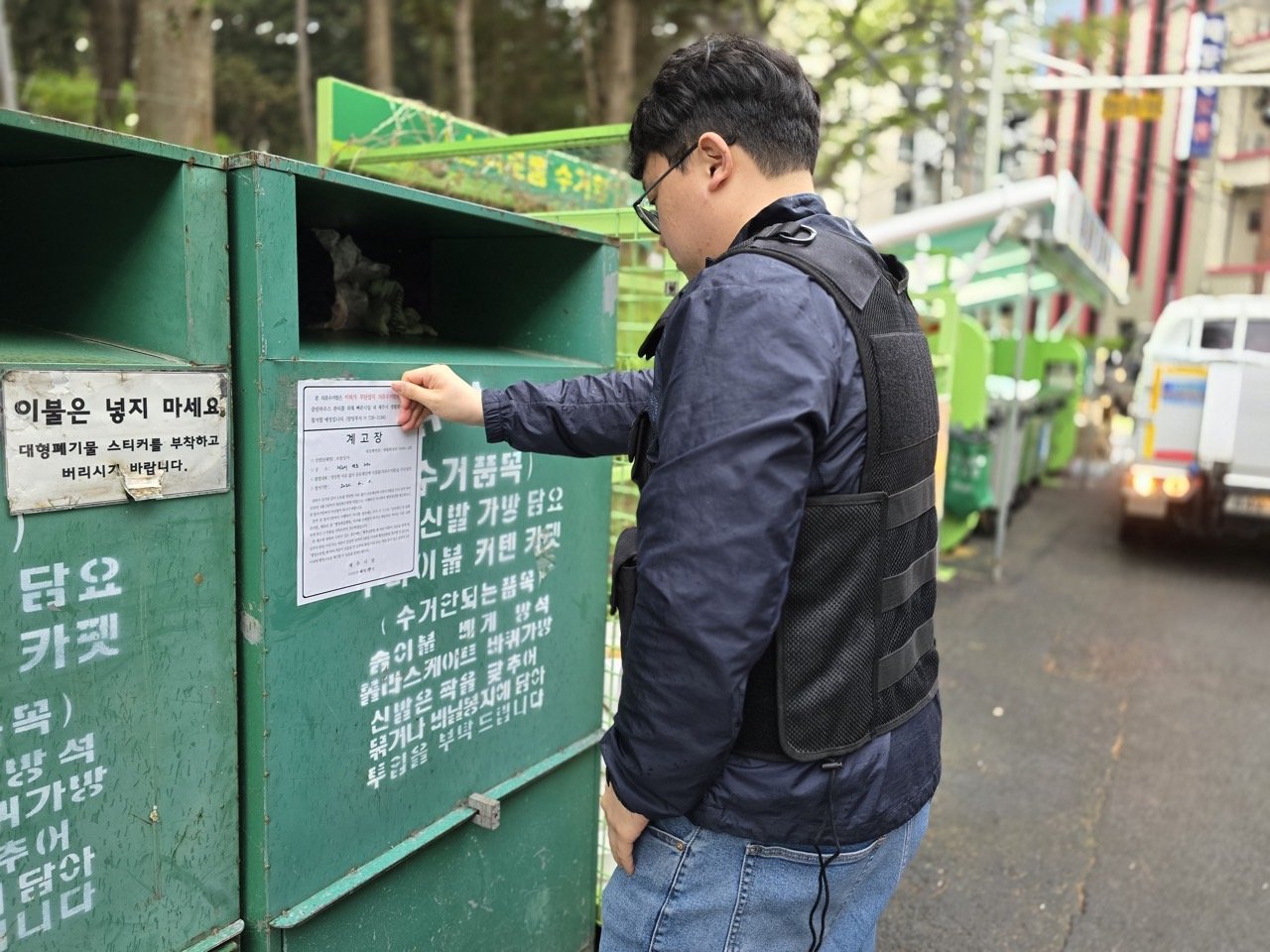 “고발도 무용지물”…거리 위 무법자 ‘의류수거함’