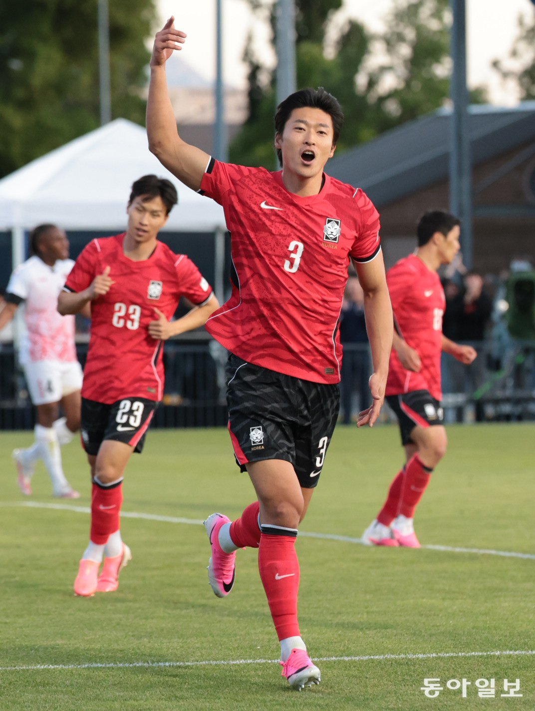 한국 축구 대표팀의 조규성(가운데)이 31일 트리니다드토바고와의 평가전에서 득점한 뒤 세리머니를 하고 있다. 프로보=박형기 기자 oneshot@donga.com