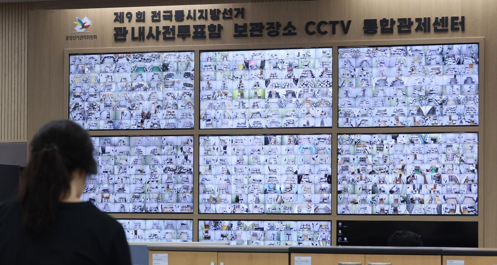 선관위 “사전투표함, CCTV 있는 곳에 보관…누구나 열람 가능”