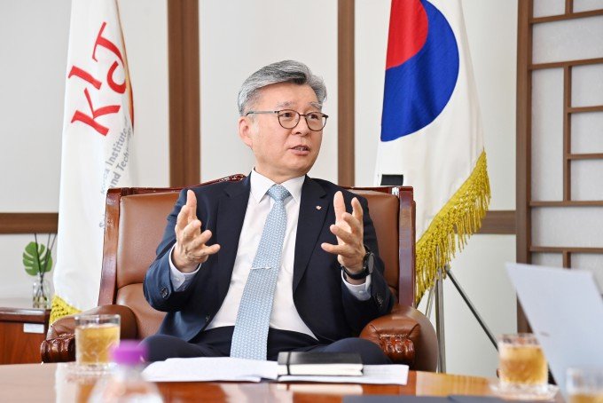 오상록 한국과학기술연구원(KIST) 원장이 지난달 19일 서울 성북구 KIST 본원에서 논문·특허 중심 연구개발(R&D) 구조를 바꾸고 연구 성과를 산업과 시장으로 연결해야 한다고 강조하고 있다. KIST 제공