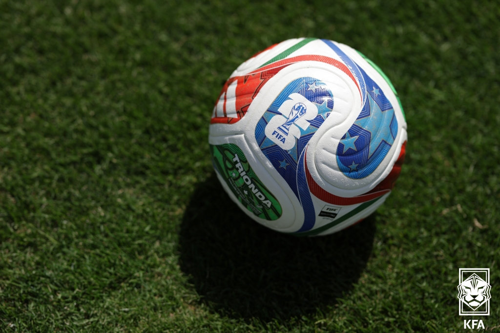 2026 국제축구연맹(FIFA) 북중미 월드컵 공인구 ‘트리온다’. 이번 공인구는 월드컵 최초로 4개 패널 구조를 적용했다. 대한축구협회 제공