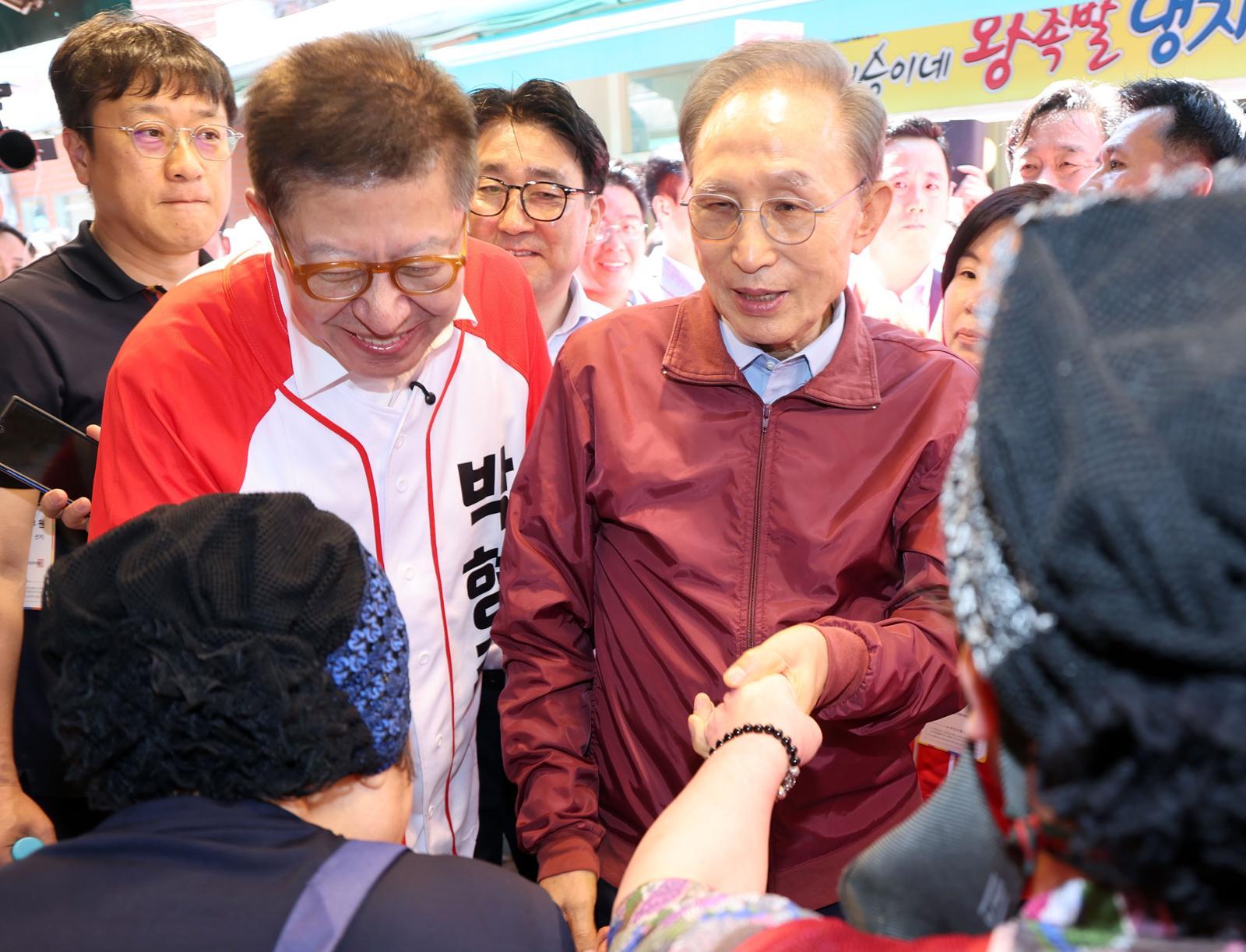 돼지국밥 먹은 MB ‘친이’ 박형준 지원…정청래 “윤·이·박 돌아다녀”