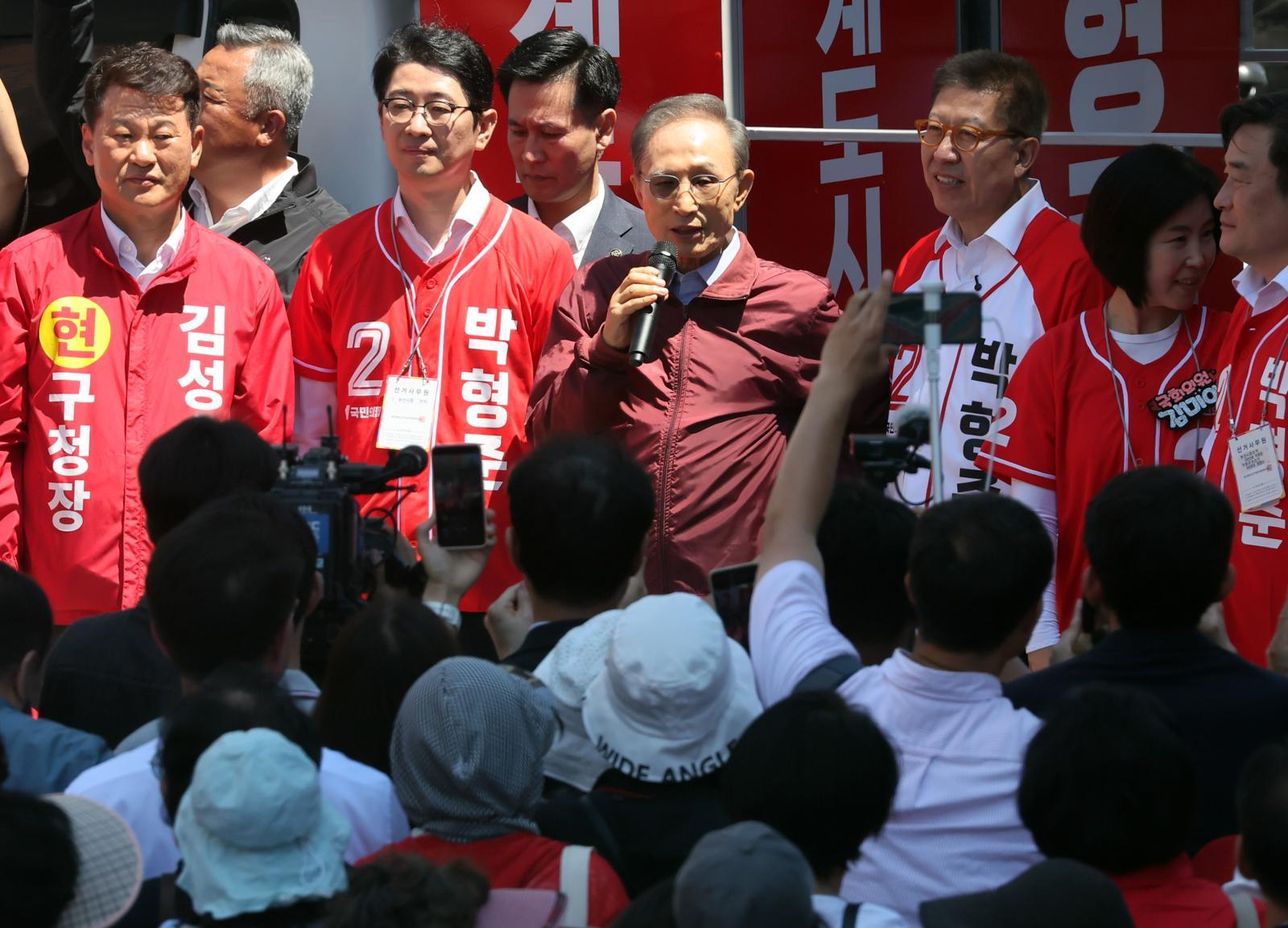 이명박 전 대통령이 31일 부산 해운대구 구남로를 방문, 박형준 국민의힘 부산시장 후보의 지지를 호소하고 있다. 뉴시스