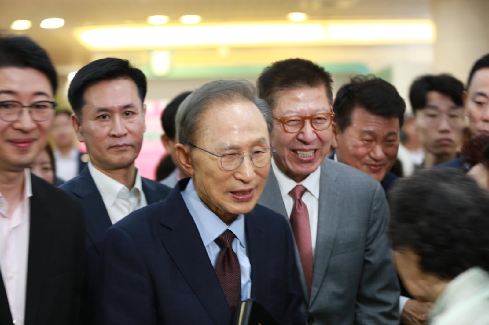 이명박 전 대통령이 31일 오전 부산 수영로교회를 찾아 박형준 부산시장 후보와 함께 예배 일정 등을 소화하기 위해 교회당으로 입장하고 있다. 뉴스1