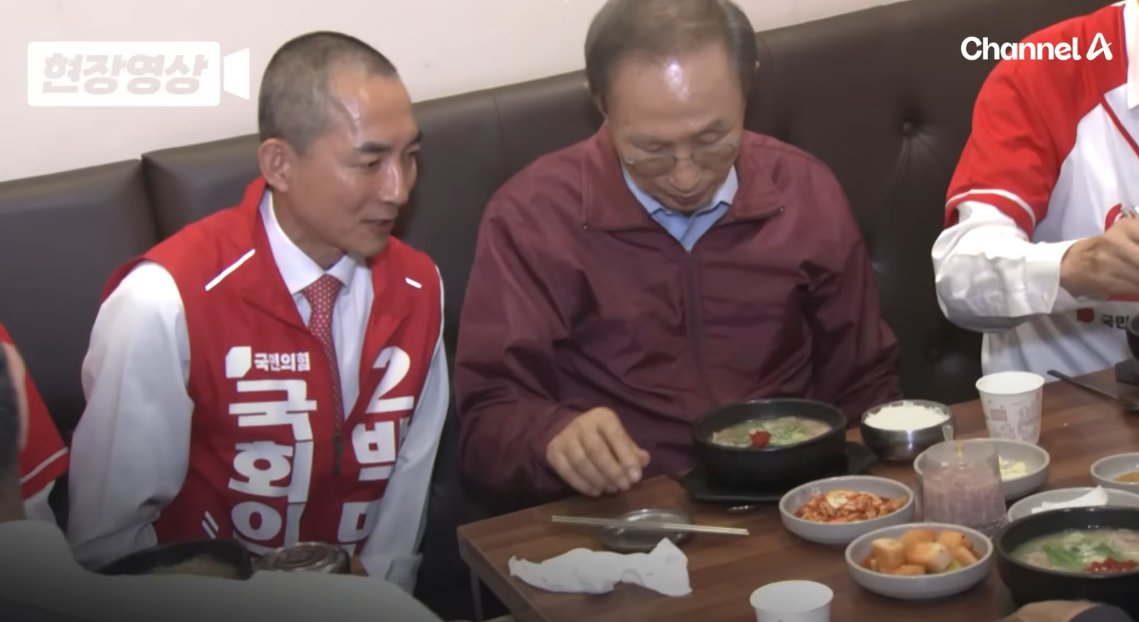 이명박 전 대통령이 31일 부산 해운대구 한 돼지국밥집을 찾아 국민의힘 박형준 부산시장 후보, 박민식 부산 북갑 보궐선거 국회의원 후보와 식사하고 있다. 채널A