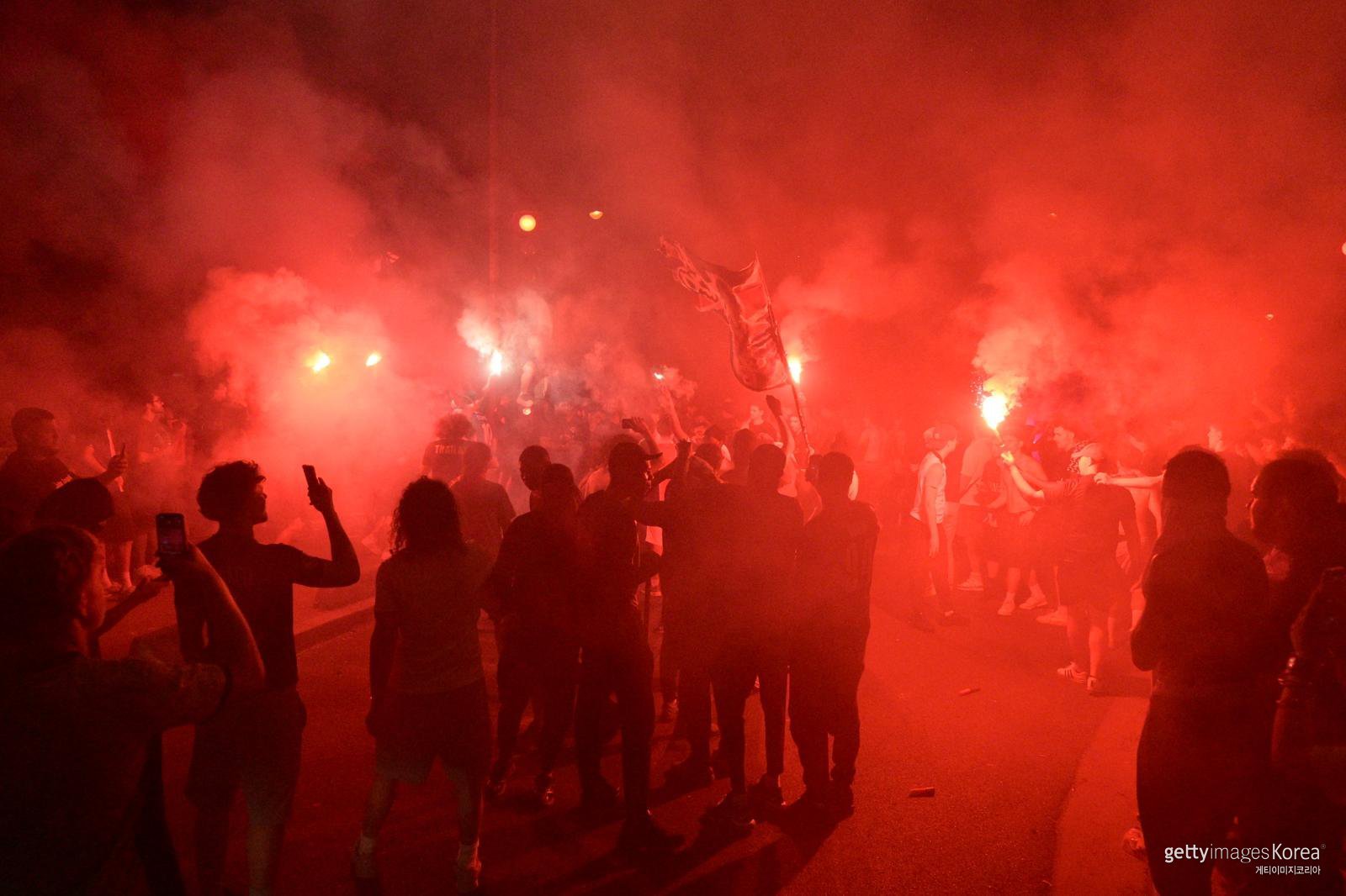 30일(현지 시간) 프랑스 파리에서 파리 생제르맹(PSG)의 우승을 축하하는 팬들. ⓒ(GettyImages)/코리아