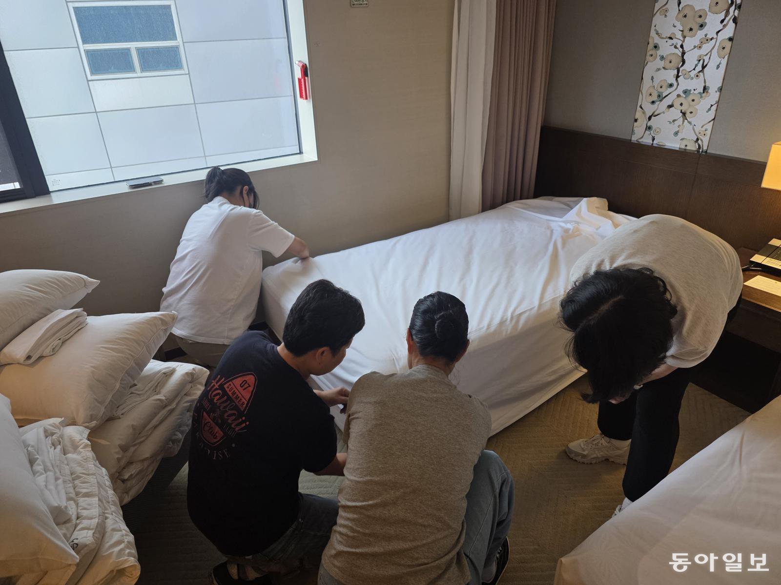 지난달 21일 서울 중구 로얄호텔서울에서 진행된 서울중장년내일센터의 ‘호텔종사자 양성과정’에서 중장년 실습생들이 침구 정리 실습을 하고 있다. 이문수 기자 doorwater@donga.com