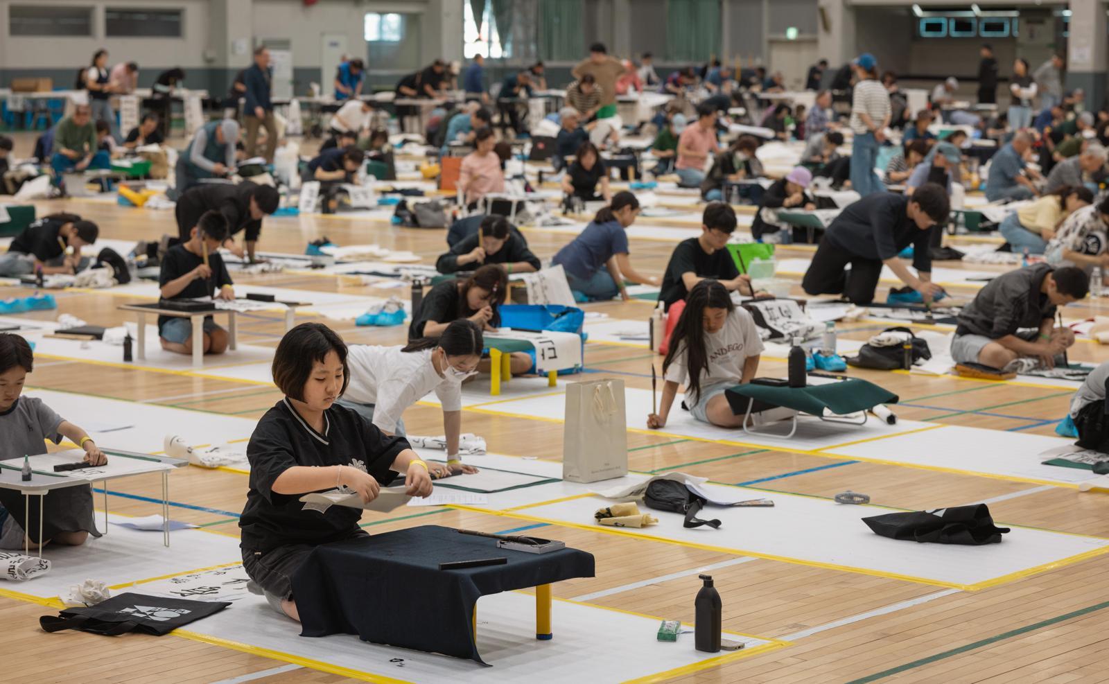 지난달 30일 강원 인제다목적체육관에서 열린 ‘2026 여초서예대전’에서 참가자들이 붓글씨를 선보이고 있다. 
여초서예관 제공