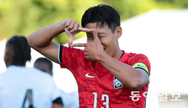 한국 축구 대표팀 주장 손흥민이 31일 열린 트리니다드토바고와의 평가전에서 전반 40분 선제골을 넣은 뒤 ‘찰칵 세리머니’를 하고 있다. 손흥민은 3분 뒤 페널티킥을 성공시켜 멀티골을 작성했다. 프로보=박형기 기자 oneshot@donga.com