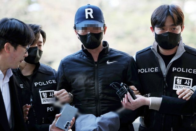 야구팬이 2024년 3월 21일 지켜본 오O원 씨(가운데) 모습. 뉴시스