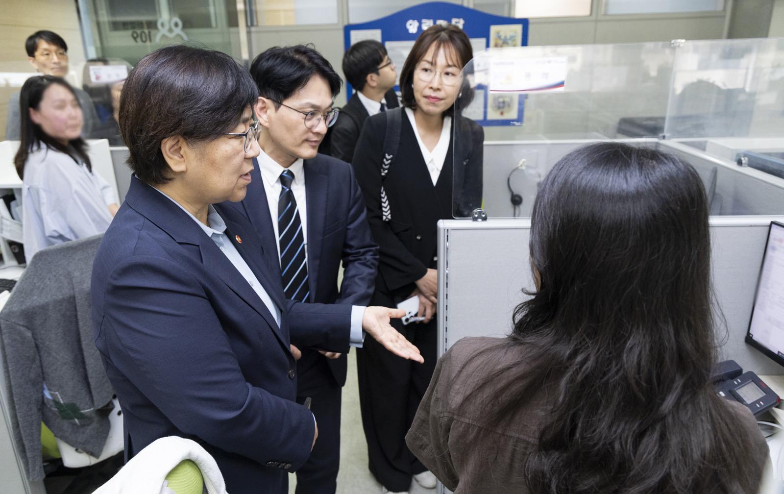 정은경 보건복지부 장관이 지난 29일 자살예방상담전화 109 상담현장을 점검하는 모습. 보건복지부 제공