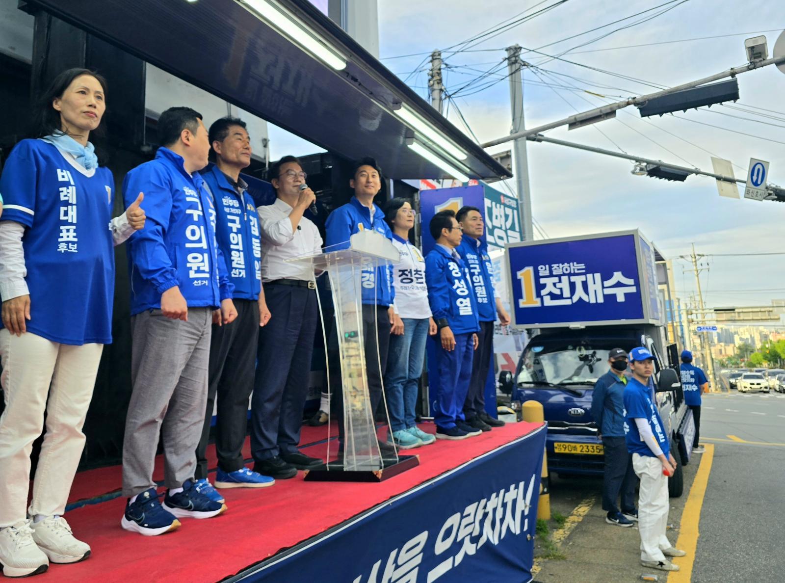 전재수, 부산 전역 릴레이 유세… 박형준, 서민-청년층 밀착 행보