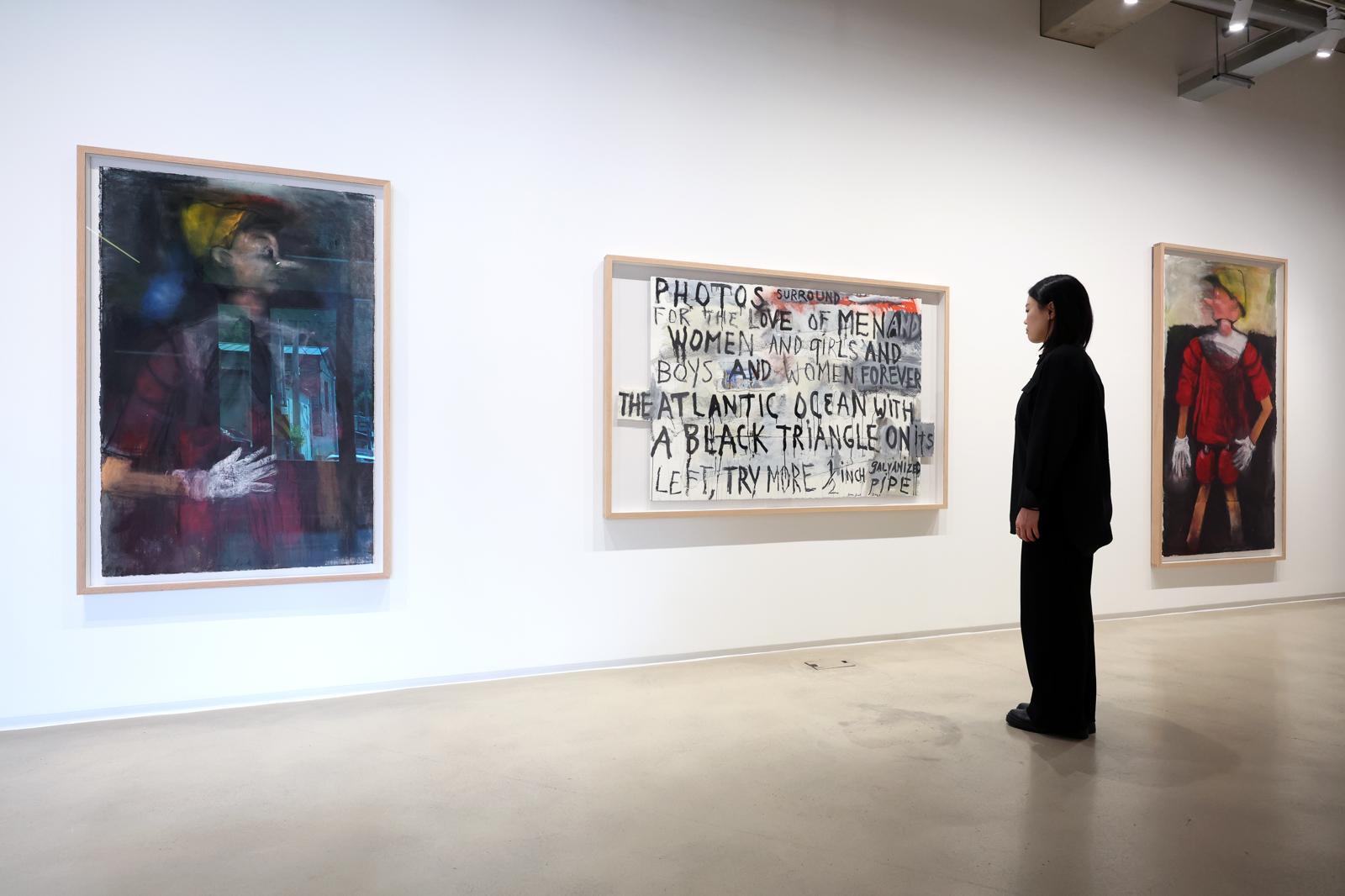 짐 다인 개인전 ‘나의 말과 피노키오’에 전시된 자작시 드로잉 작품 ‘Soutine’을 관람객이 감상 중인 모습. 뉴시스