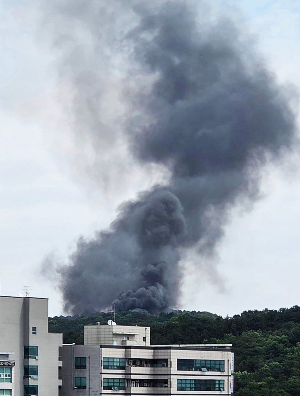 1일 오전 대전 유성구 외삼동 한화에어로스페이스 대전사업장에서 화재가 발생해 소방당국이 진화에 나서고 있다.  독자 제공