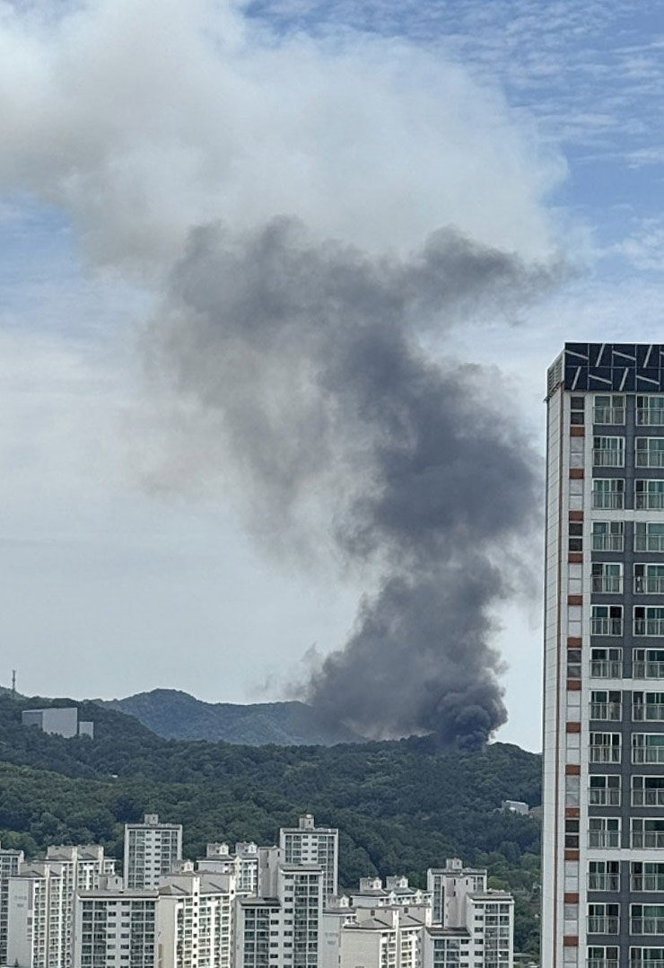 1일 오전 대전 유성구 외삼동 한화에어로스페이스 대전사업장에서 화재가 발생해 소방당국이 진화에 나서고 있다. 독자 제공