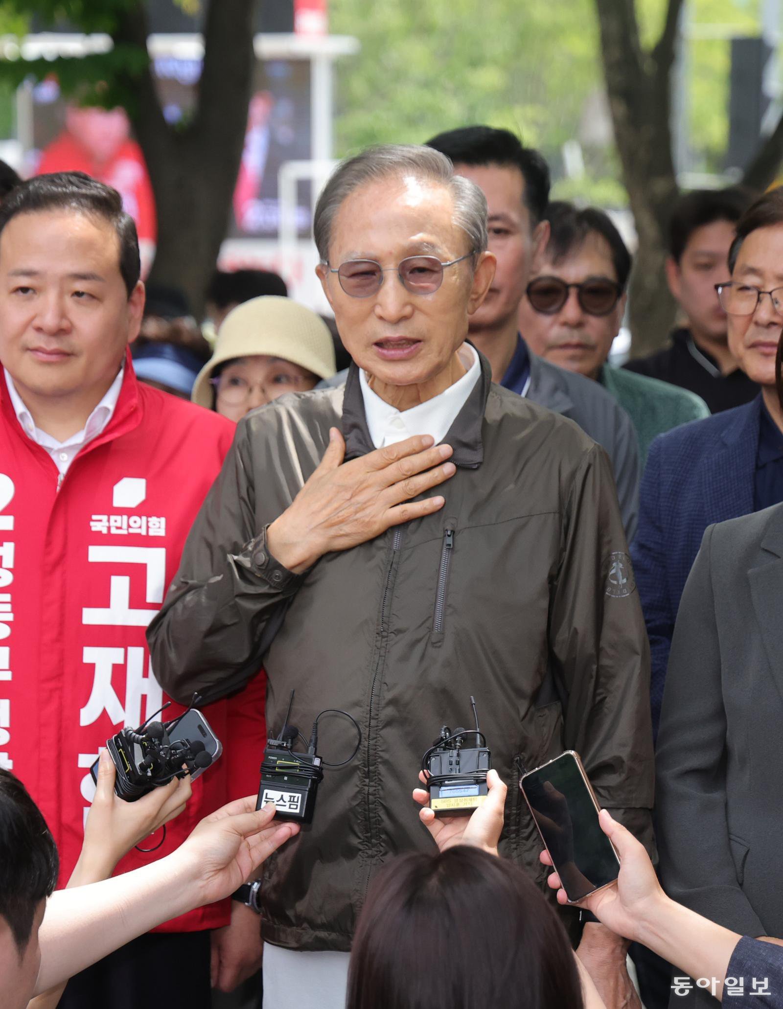이명박 전 대통령과 김윤옥 여사가 오전 성동구 서울숲을 방문하여 지방선거 출마자 등과 함께 지지를 호소하고 있다. 장승윤 기자 tomato99@donga.com