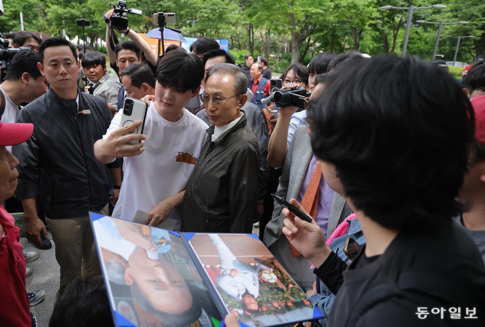 이명박 전 대통령과 김윤옥 여사가 오전 성동구 서울숲을 방문하여 지방선거 출마자 등과 함께 지지를 호소하고 있다. 장승윤 기자 tomato99@donga.com