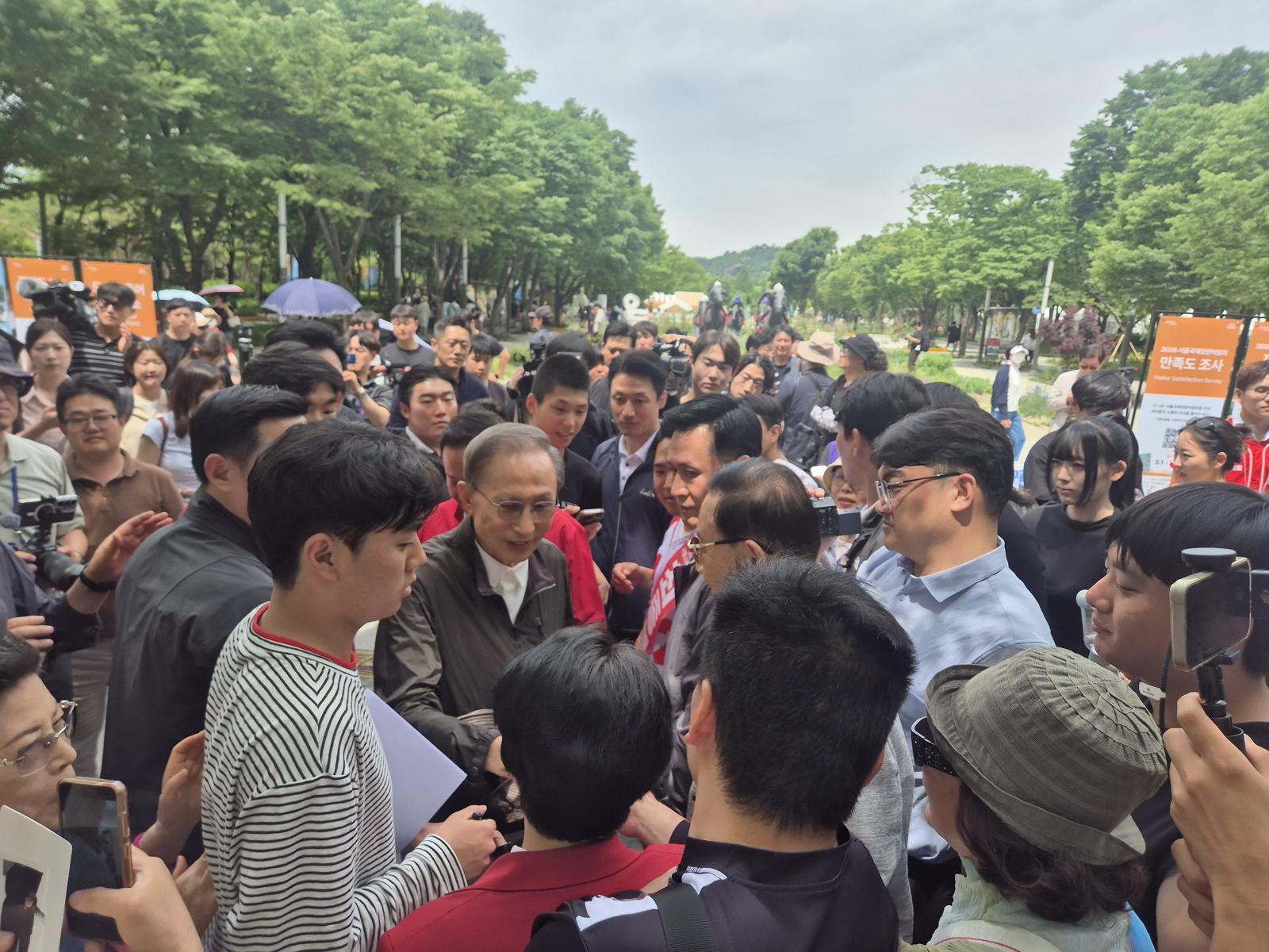 이명박 전 대통령이 1일 서울숲을 방문하고 있다@News1