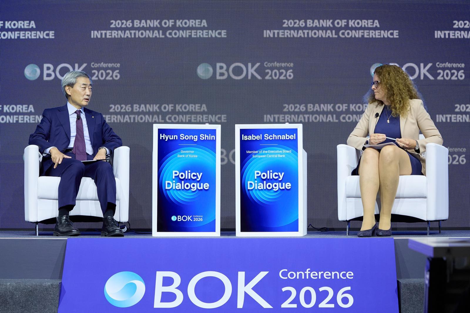 신현송 한국은행 총재와 이자벨 슈나벨 유럽중앙은행 집행이사회 위원이 1일 오전 서울 중구 한국은행에서 열린 2026 BOK 국제컨퍼런스에서 정책 대담을 하고 있다. 2026.6.1. 한국은행 제공