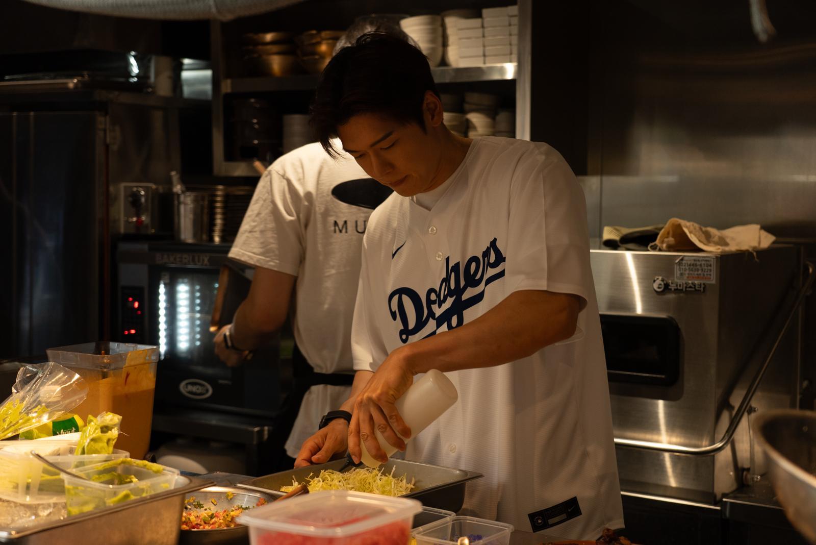 오스틴 강 셰프가 MLB 브랙퍼스트 클럽 한정 메뉴를 만들고 있다.  MLB코리아 제공