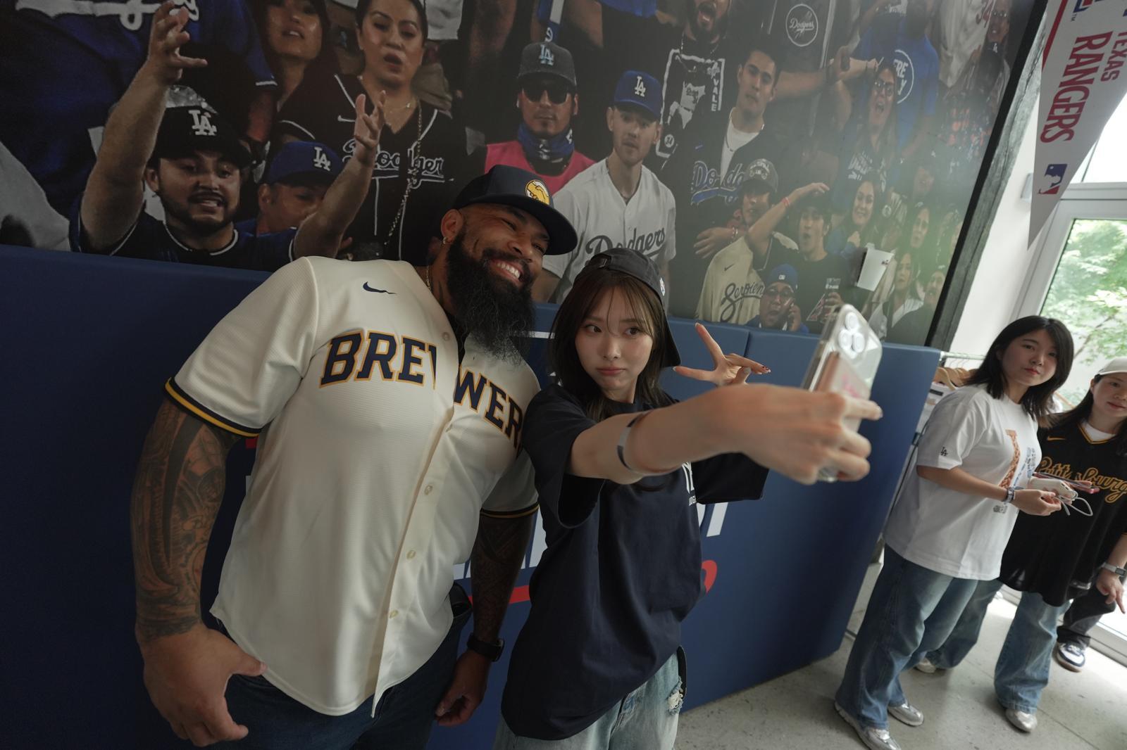 MLB 브렉퍼스트 클럽 사전 오픈 행사에서 팬과 셀카를 찍고 있는 테임즈(왼쪽). MLB 코리아 제공