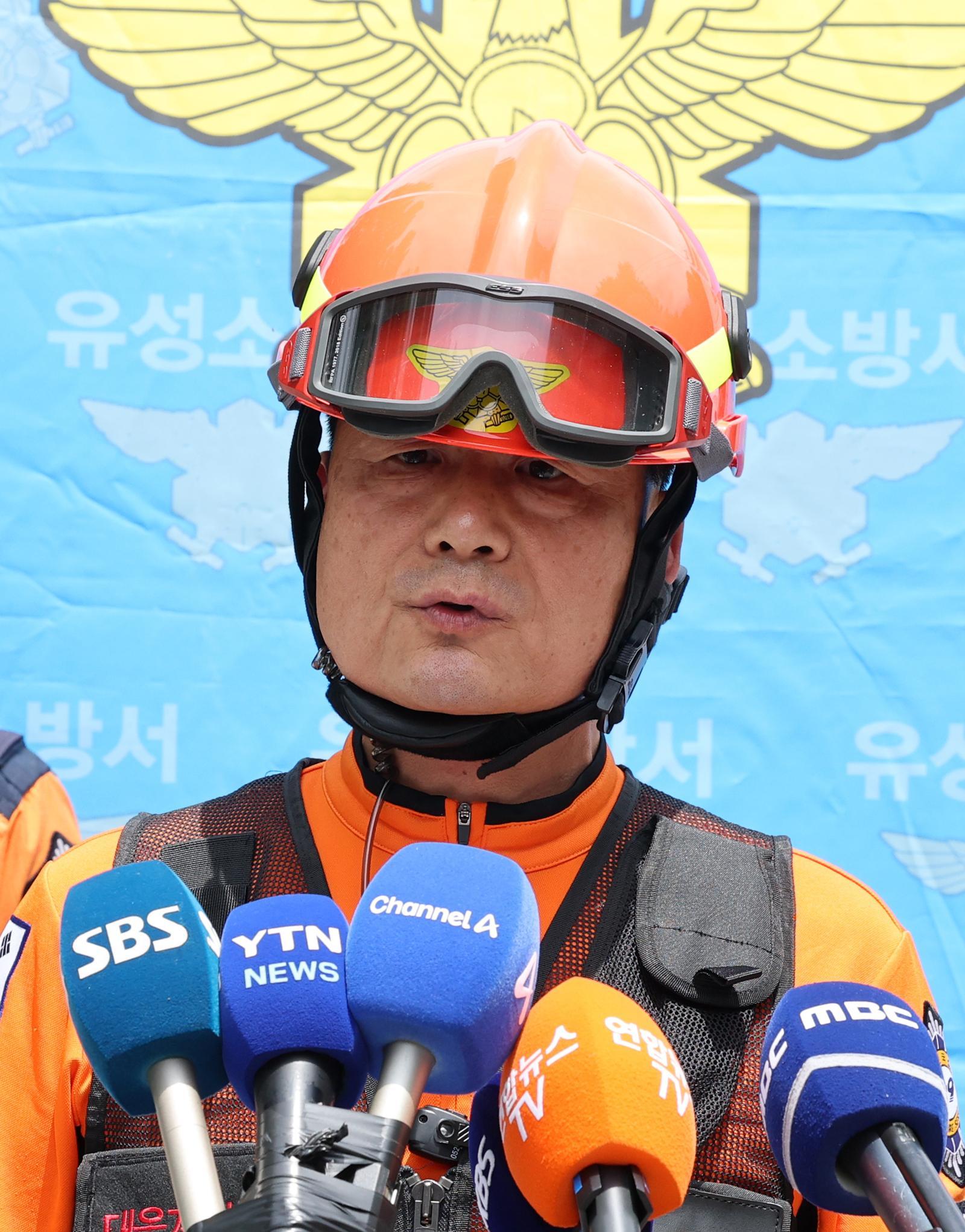1일 오전 10시59분께 대전 유성구 외삼동 한화에어로스페이스 대전사업장에서 발생한 화재로 7명의 사상자가 발생, 윤성수 유성소방서 119재난대응과장이 화재 현황 브리핑을 하고 있다. 2026.6.1. 뉴스1