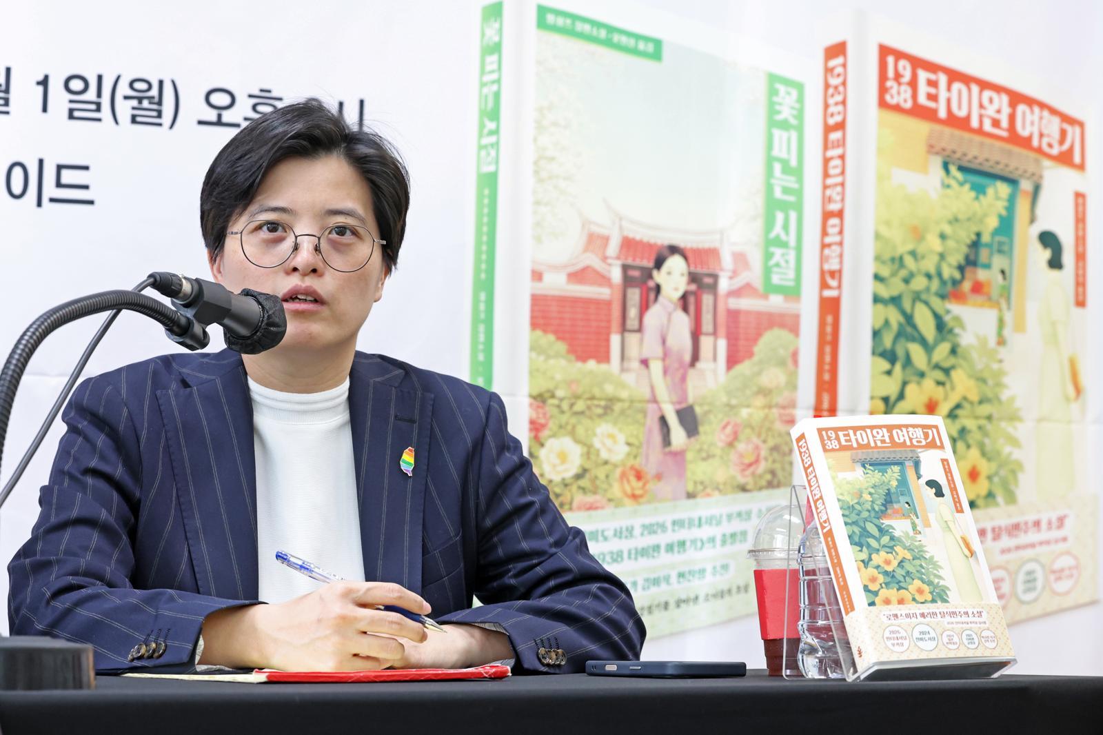 올해 영국 인터내셔널 부커상을 수상한 대만 작가 양솽쯔가 방한했다. 그는 1일 간담회에서 “문학을 통해 대만의 다양한 면모를 세계에 알리고 싶다”고 했다. 뉴시스