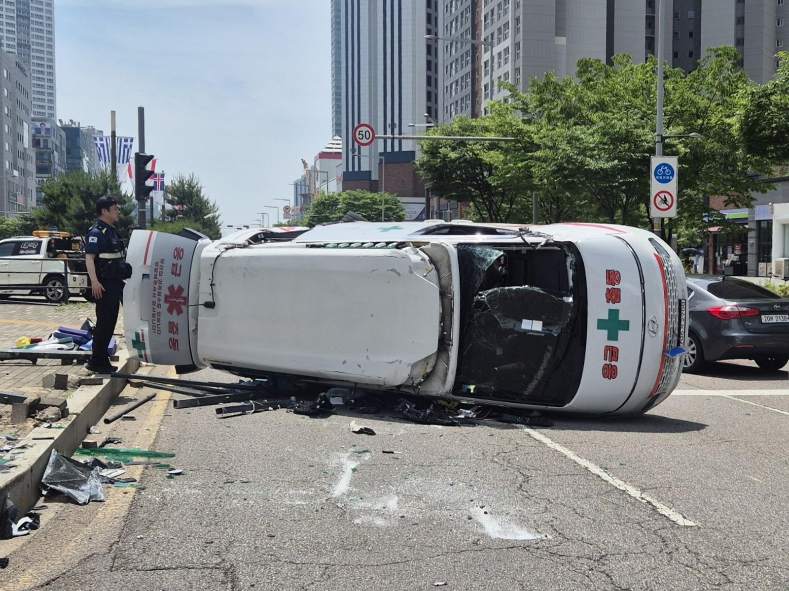 전도된 사설 구급차. 인천소방본부 제공