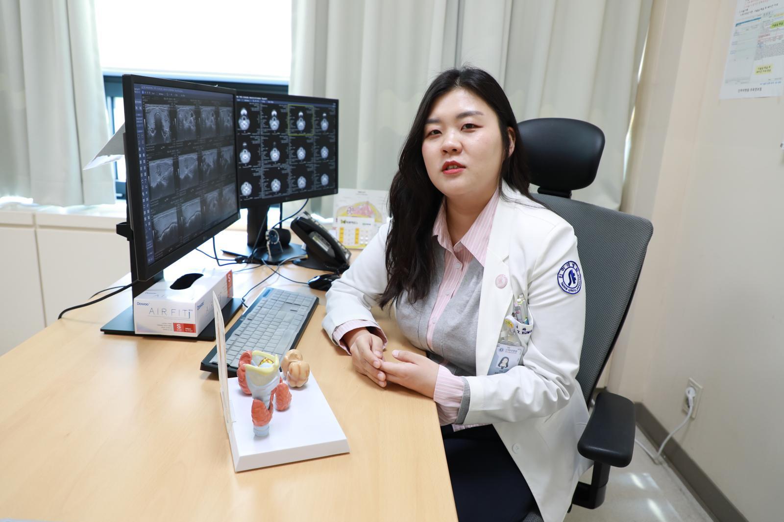 공윤 인하대병원 외과 교수는 인천 중구 신흥동 인하대병원 집무실에서 “갑상샘암의 치료 추세가 수술에서 적극적인 감시를 통한 대응으로 바뀌고 있다”고 설명했다. 
인하대병원 제공