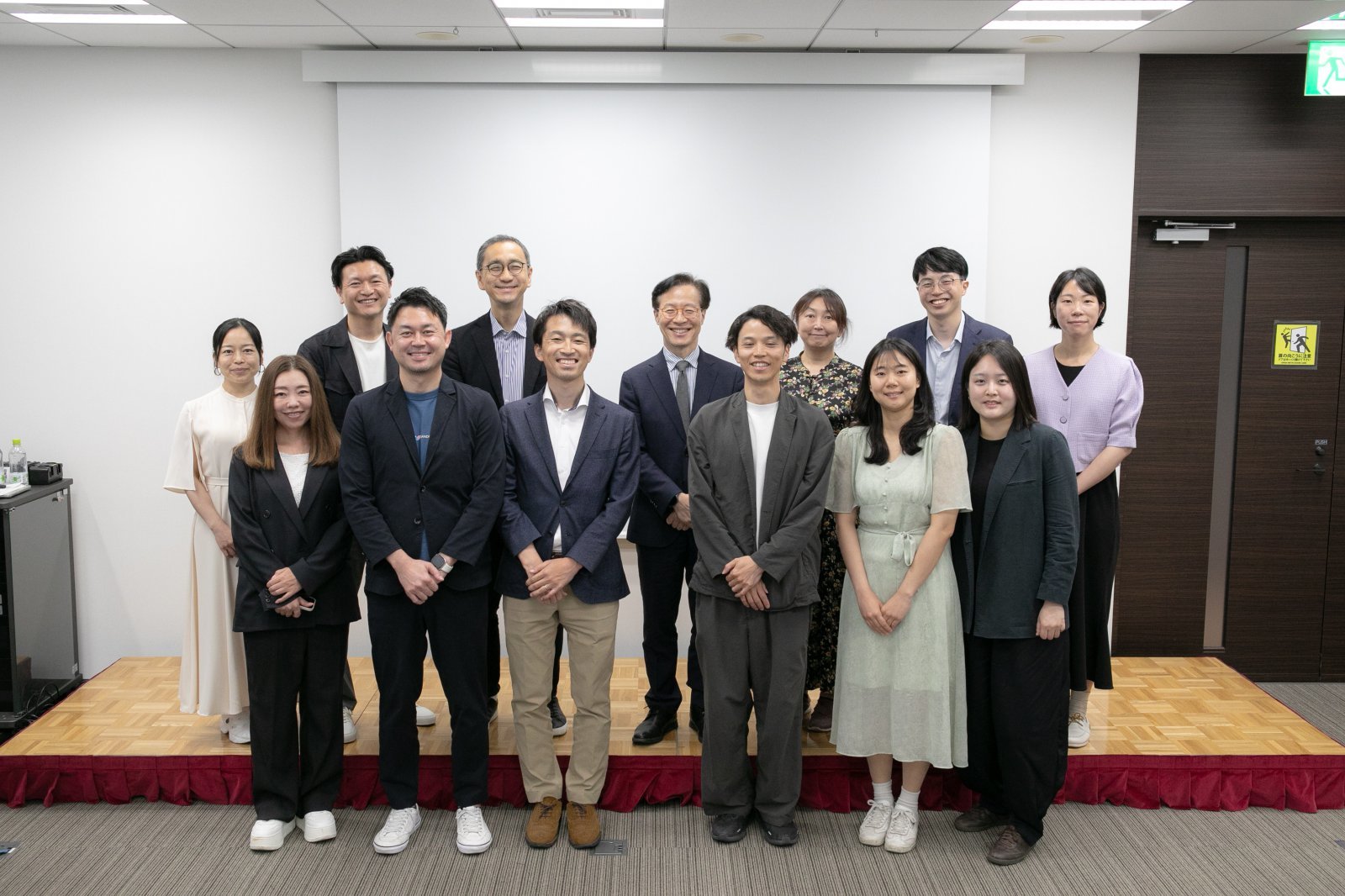 ‘J-SPC 사업’ 참여 기업 및 사회적가치연구원, 일본펀드레이징협회 관계자들이 기념 촬영을 하고 있다. 사진제공=사회적가치연구원