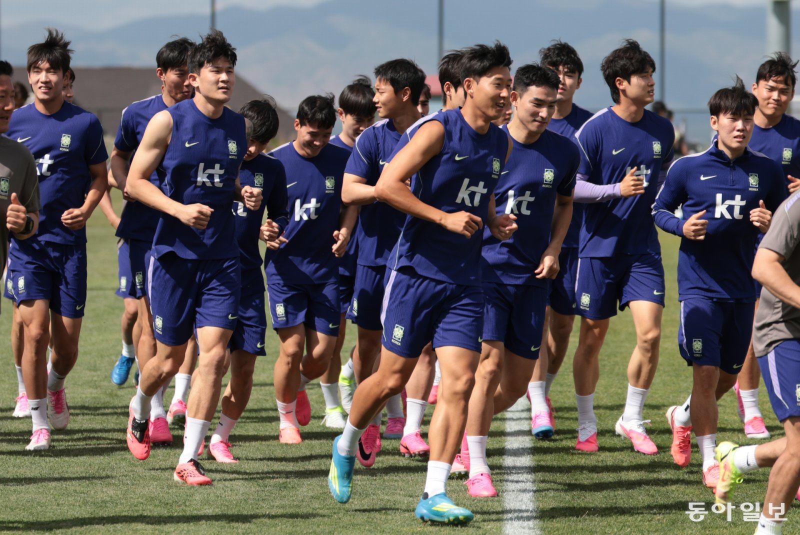 한국 축구 대표팀 선수들이 5월 28일(현지 시간) 2026 북중미 월드컵을 앞두고 몸을 풀며 훈련하는 모습.
헤리먼=박형기 기자 oneshot@donga.com
