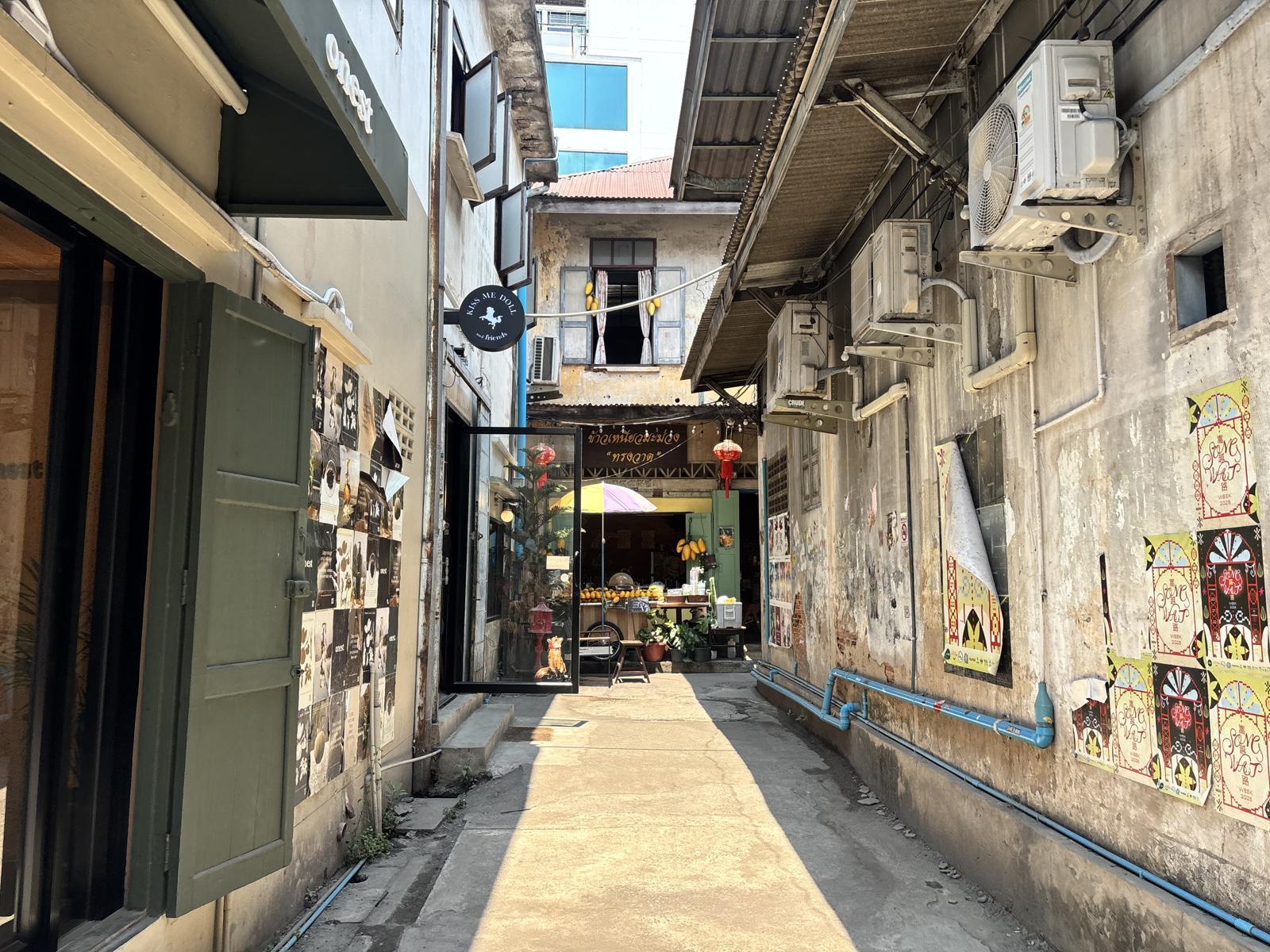 최근 방콕의 새로운 관광지로 떠오른 송왓로드 골목. 오래된 건물 사이로 카페와 편집숍이 들어서며 젊은 여행객들의 발길이 이어지고 있다. 황소영 기자 fangso@donga.com