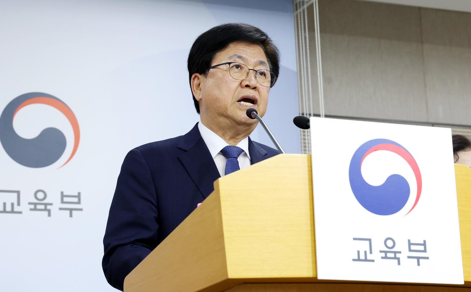 교육장관, 진보교육감 후보 지지글에 “훌륭” 댓글…중립의무 위반 논란