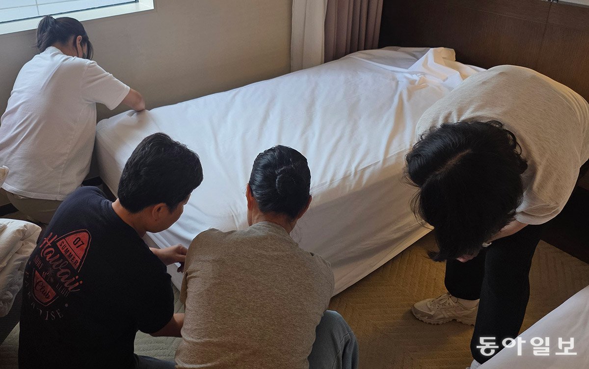 지난달 21일 서울 중구 로얄호텔서울에서 진행된 서울중장년내일센터의 ‘호텔종사자 양성과정’에서 중장년 실습생들이 침구 정리 실습을 하고 있다. 이문수 기자 doorwater@donga.com