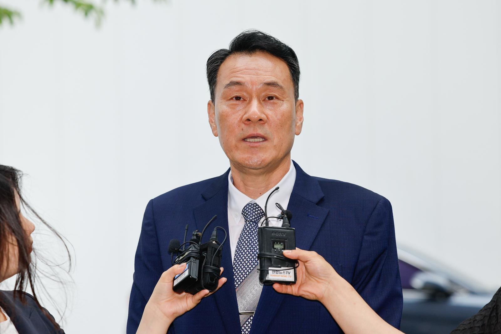 김명수 전 합참의장이 지난달 27일 오전 내란중요임무종사 혐의 피의자 신분으로 소환 조사를 받기 위해 경기 과천시 2차 종합특검(특별검사 권창영) 사무실에 출석하며 취재진 질의에 답하고 있다. 2026.5.27 뉴스1