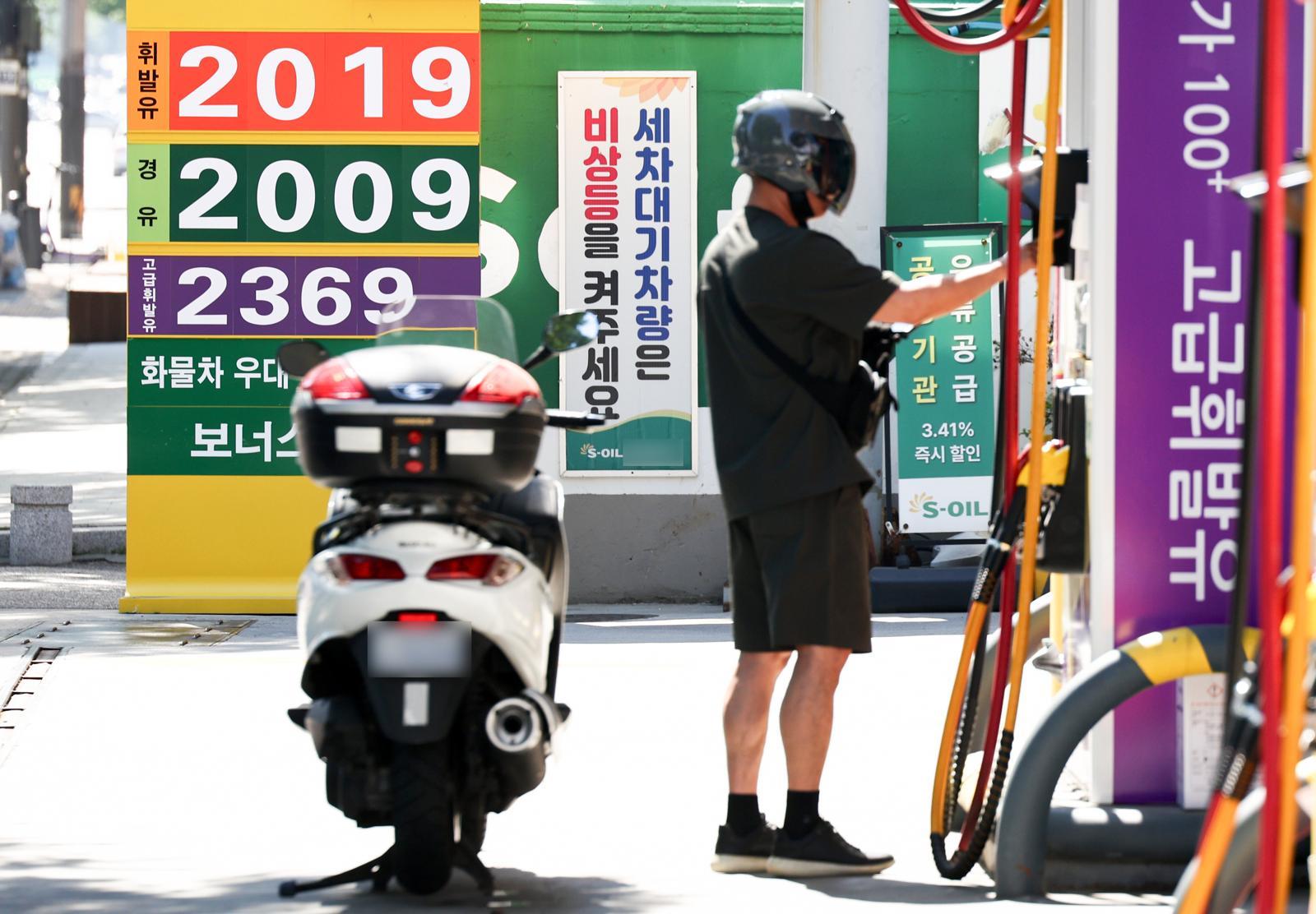 석유류 24.2% 급등…5월 소비자물가 26개월만에 최고