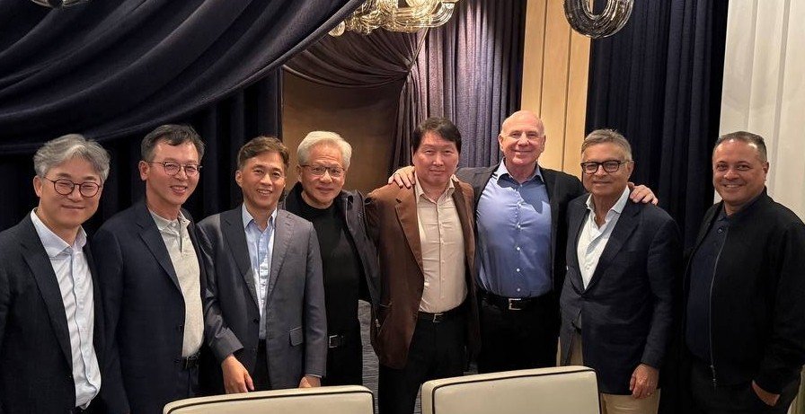 최태원 SK그룹 회장이 1일(현지 시간) 대만에서 젠슨 황 엔비디아 최고경영자(CEO)와 만났다고 SK하이닉스가 2일 밝혔다. 페이스북 캡처