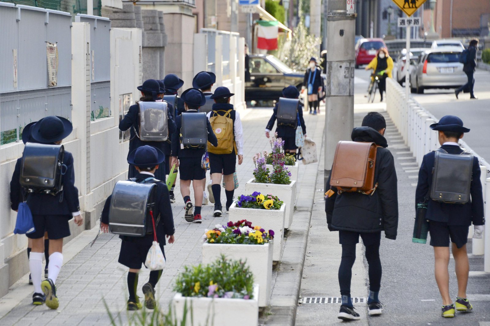 오사카의 한 초등학교 학생들이 등교하고 있다. 2020.02.28 오사카=AP 뉴시스