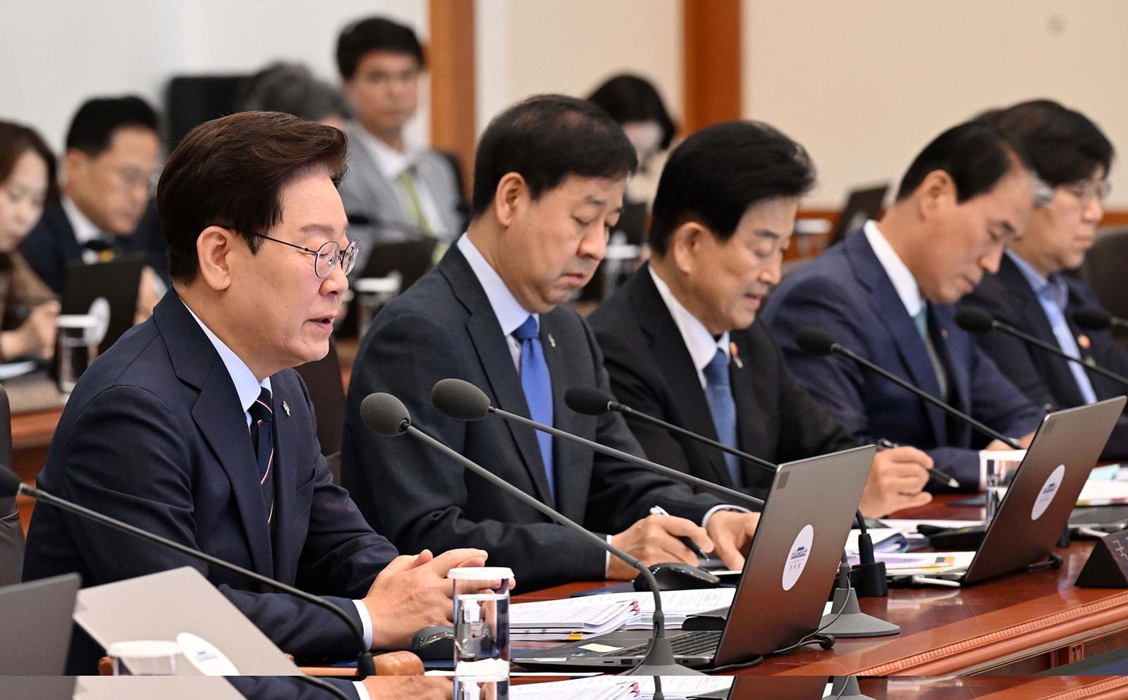 이재명 대통령이 2일 청와대에서 열린 제24회 국무회의 겸 제11차 비상경제점검회의에서 발언하고 있다. 청와대사진기자단