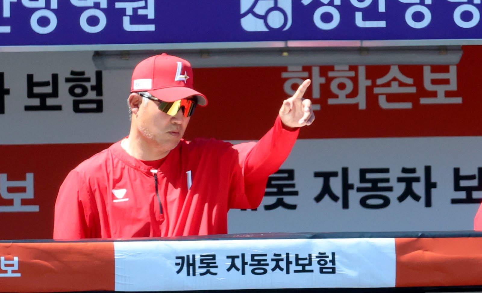 31일 대전 한화생명볼파크에서 열린 2026 신한 SOL KBO리그 SSG 랜더스와 한화 이글스의 경기에서 11연패를 달리고 있는 SSG 이숭용 감독이 작전 지시를 하고 있다. 2026.5.31 ⓒ 뉴스1