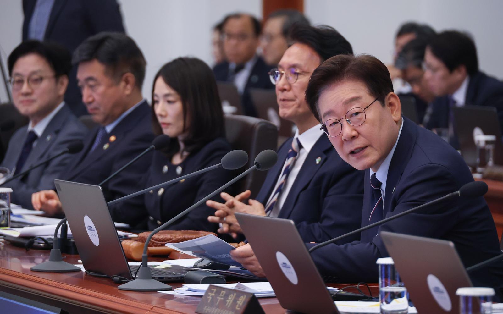 檢 업무보고 받은 李 “잘못하면 사과하고 취소하는 것, 어느 기관도 마찬가지”