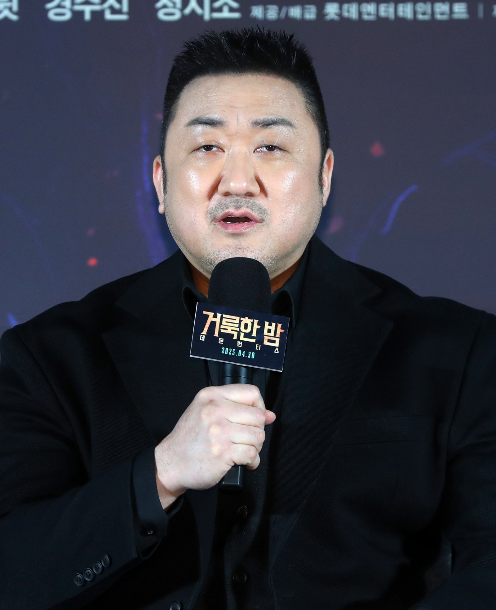 배우 마동석이 2일 오전 서울 광진구 롯데시네마 건대입구에서 열린 영화 ‘거룩한 밤: 데몬 헌터스’ 제작보고회에서 인사말을 하고 있다.  ‘거룩한 밤: 데몬 헌터스’는 악을 숭배하는 집단에 의해 혼란에 빠진 도시, 특별한 능력을 가진 어둠의 해결사 ‘거룩한 밤’ 팀 바우(마동석), 샤론(서현), 김군(이다윗)이 악의 무리를 처단하는 오컬트 액션 영화다. 오는 30일 개봉. 2025.04.02. [서울=뉴시스]
