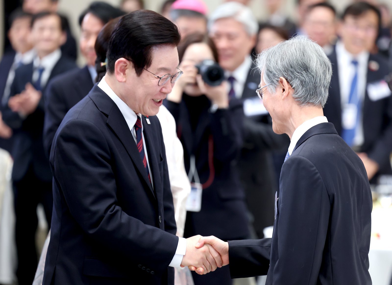 이재명 대통령과 조희대 대법원장이 지난 1월 청와대 영빈관에서 열린 2026년 신년 인사회에 참석해 악수를 나누고 있다. 2026.1.2 ⓒ 뉴스1